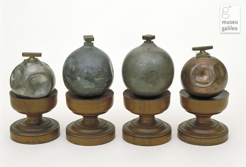 Spheres for testing the non-compressibility of fluids (Inv. 1266-1269, 2644-2647)