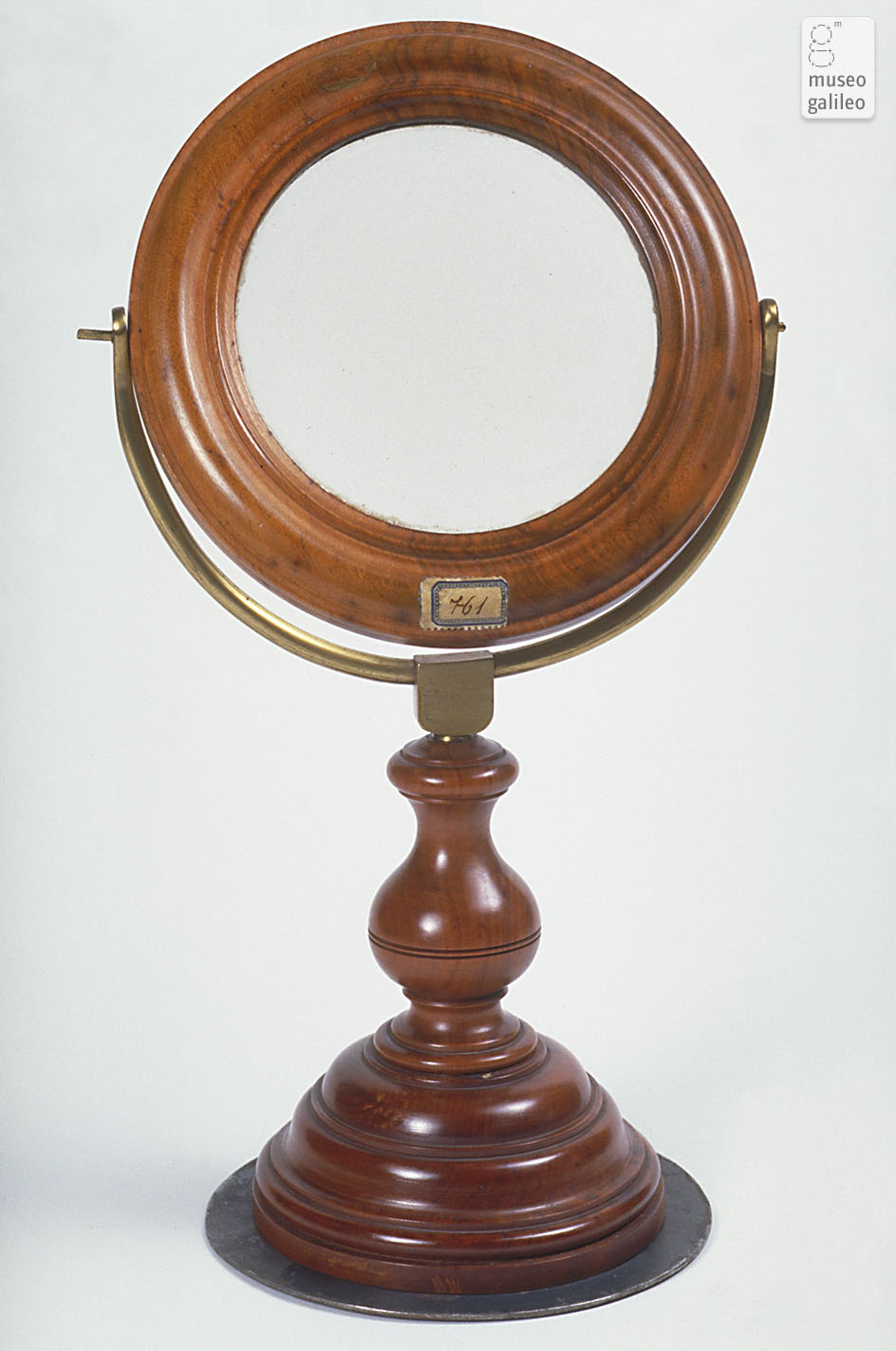 Lens with stand (Inv. 761)